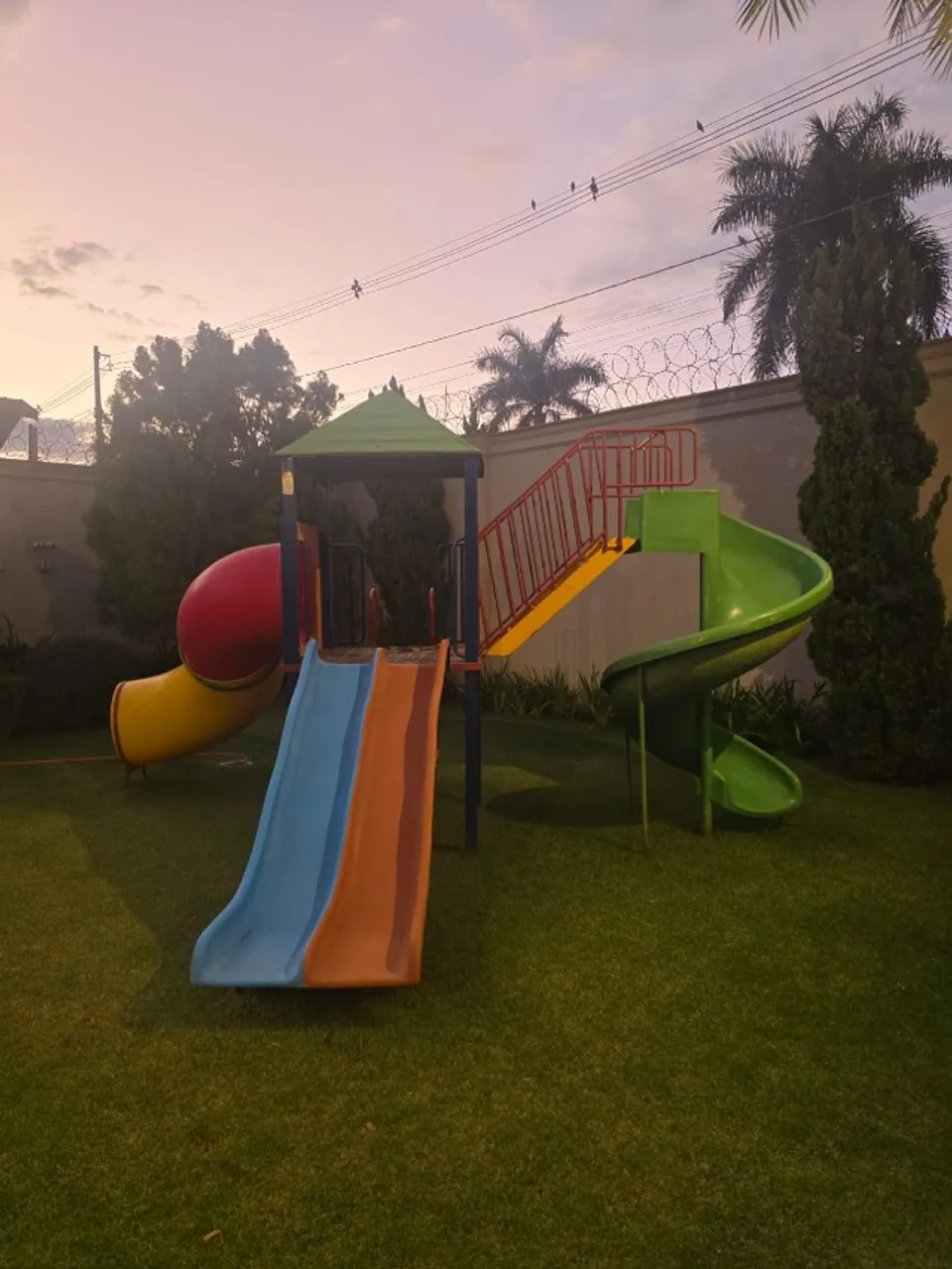 Playground Com Tobogãs e Escorregador