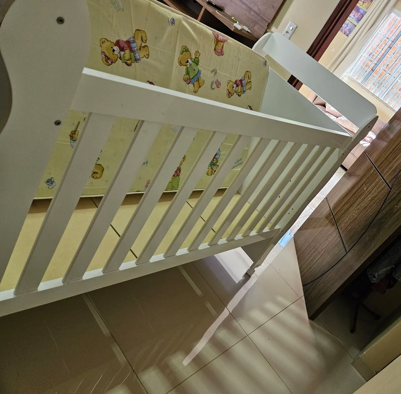 Berço branco com grade