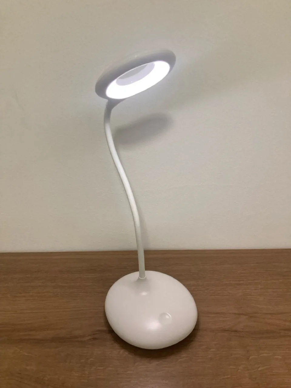 Luminária de mesa branca