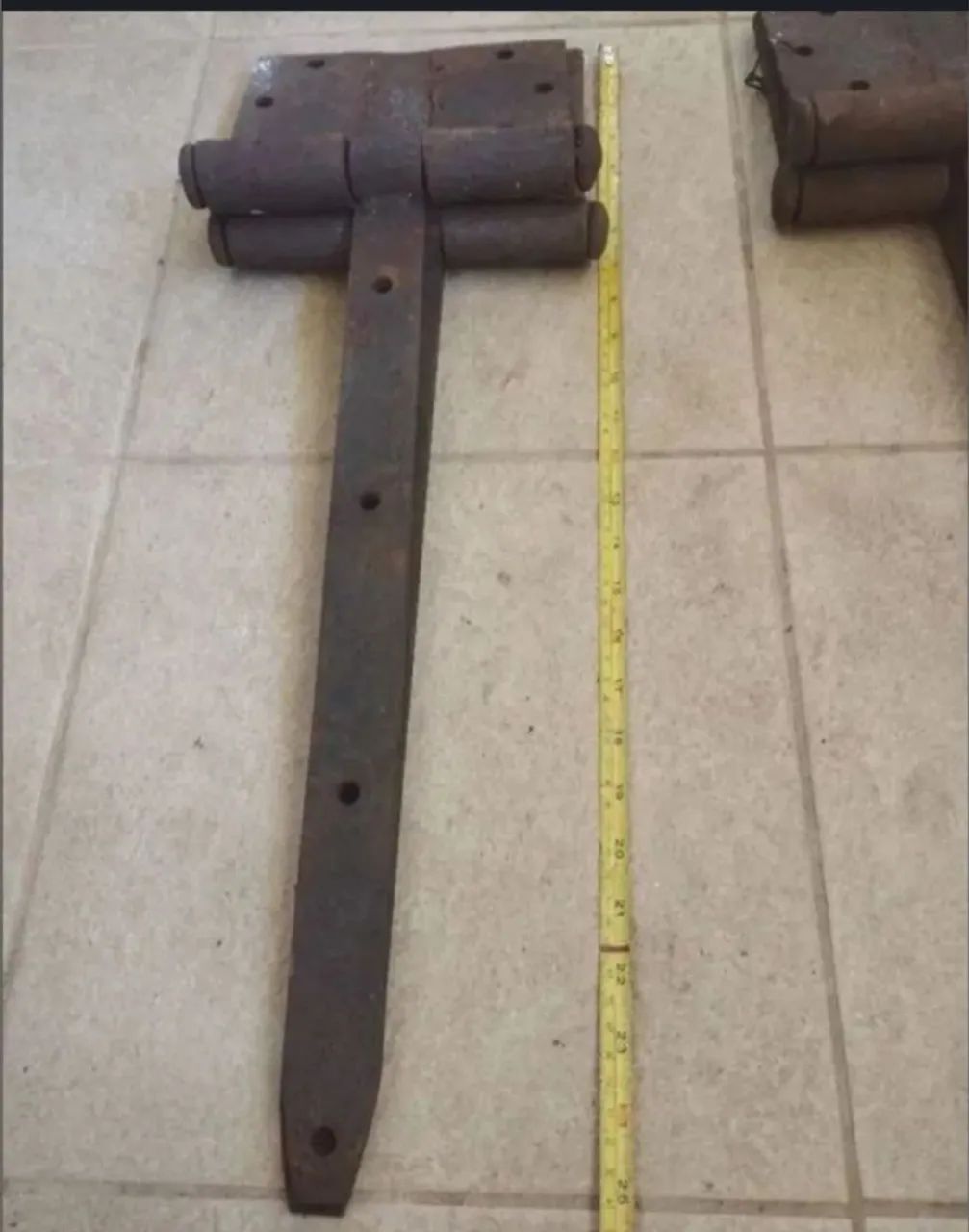 Dobradiça de ferro antiga, grande e robusta