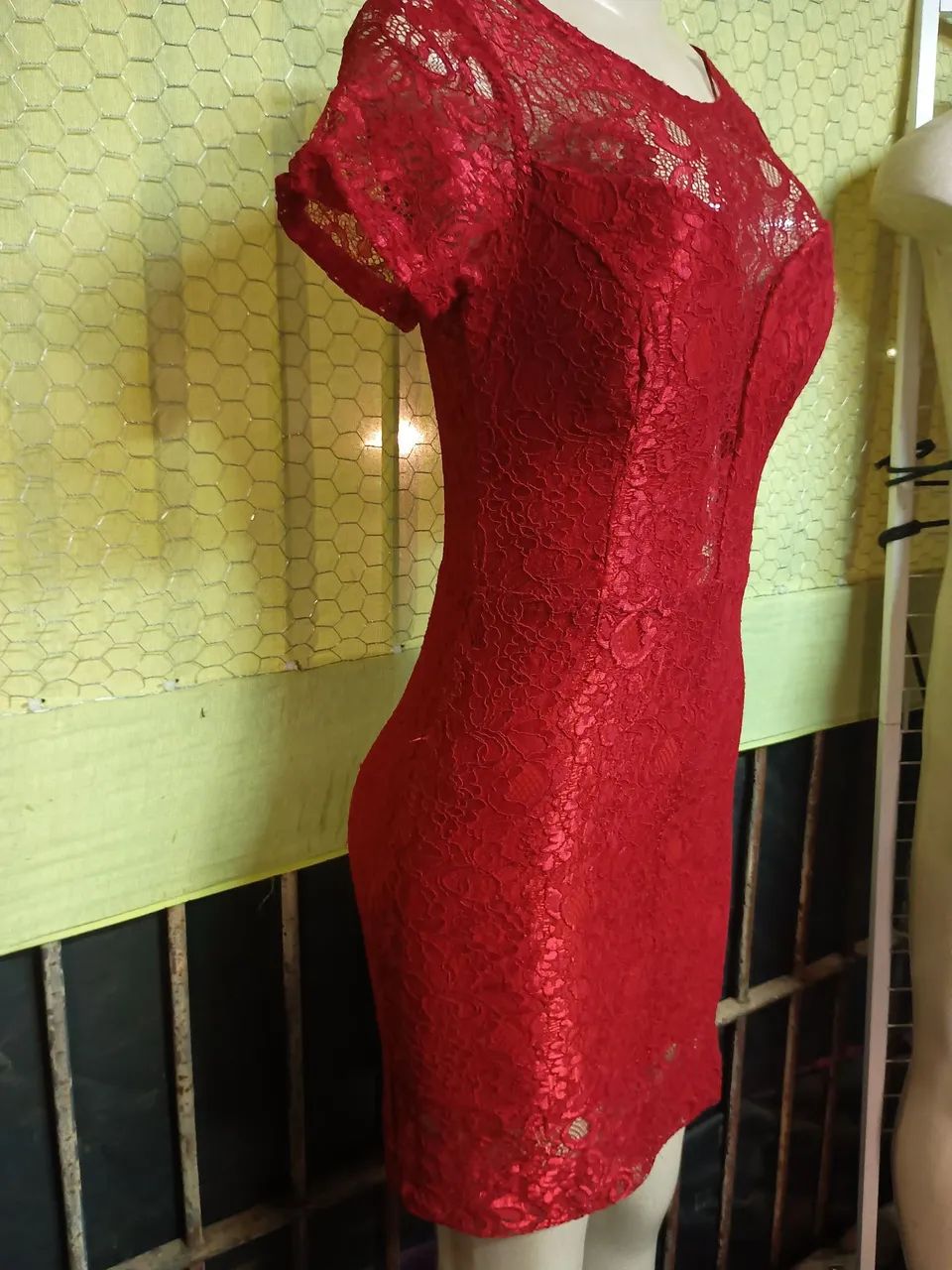 Vestido Vermelho Rendado Elegante - Foto 2