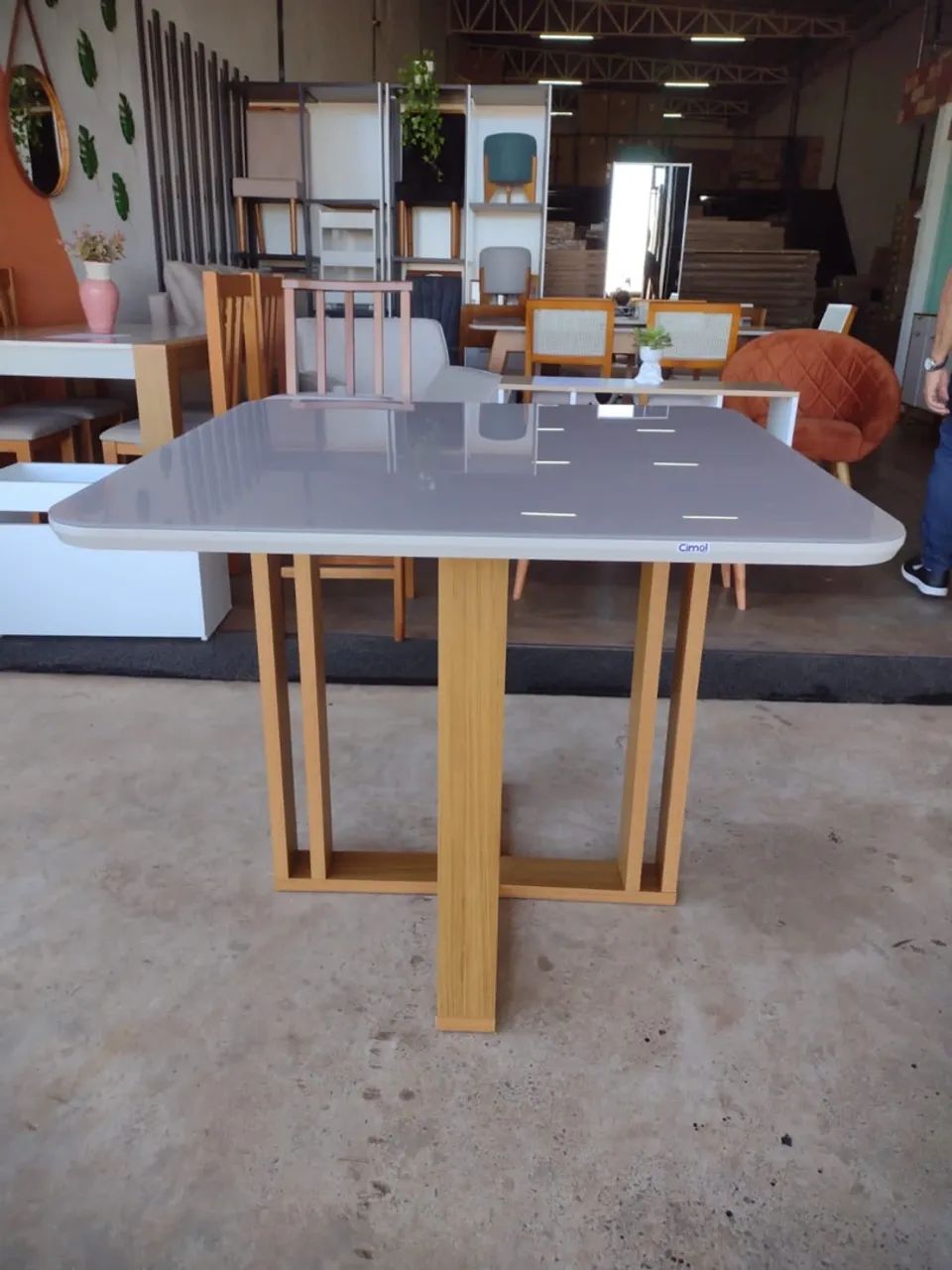 Mesa em MDF cadeiras em madeira tecido linho 