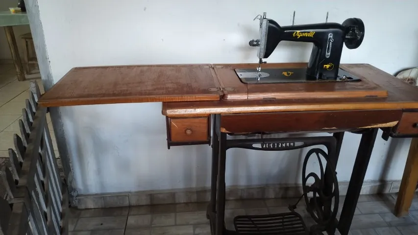 Máquina antiga de costura com mesa