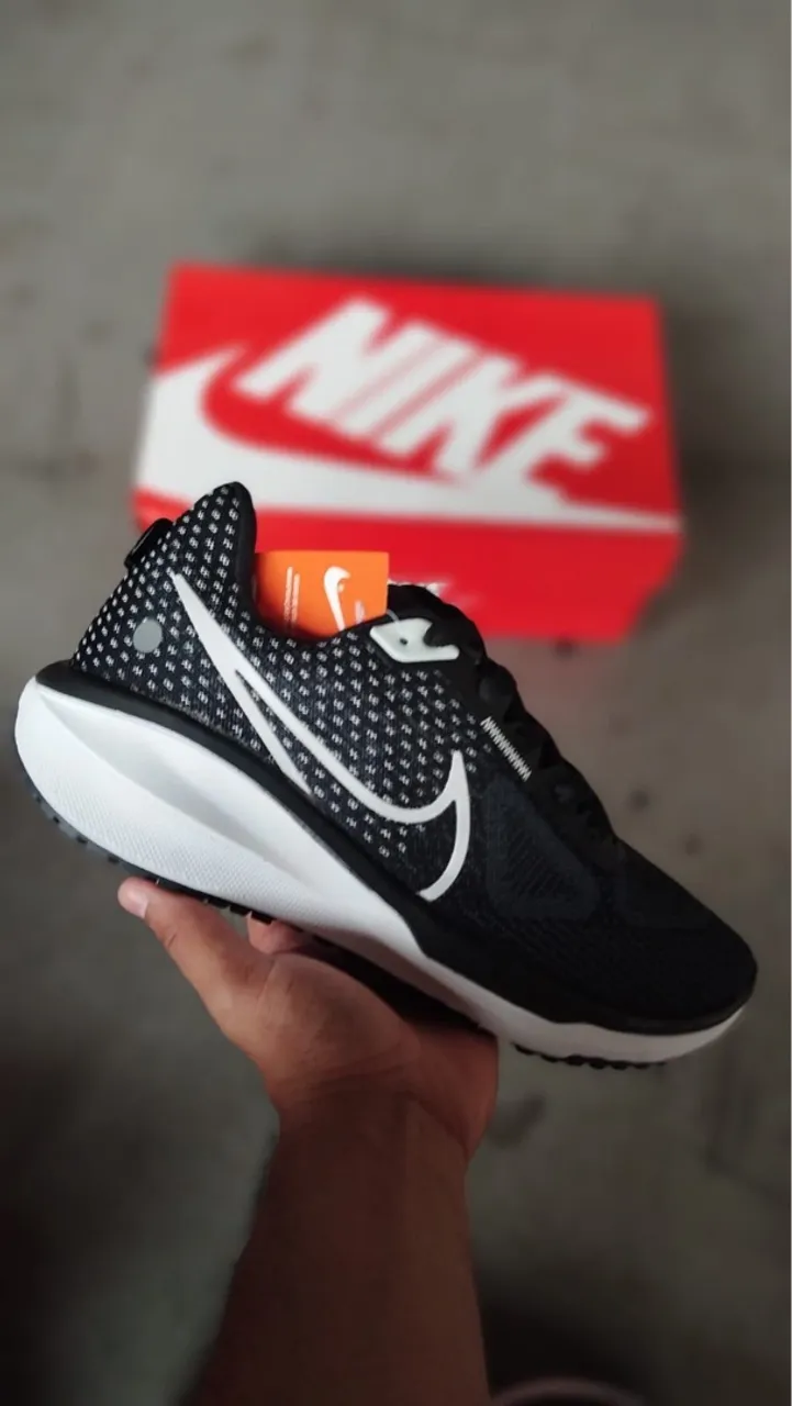 Tênis Nike Esportivo Preto com Detalhes em Branco