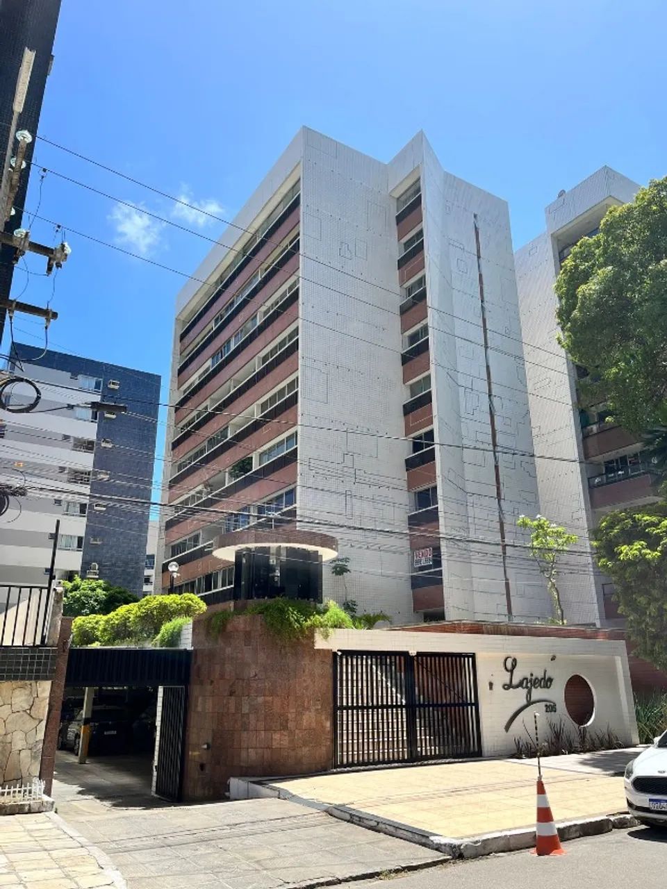 Apto nascente no Edf. Lajedo, na 2ª quadra da praia de Ponta Verde