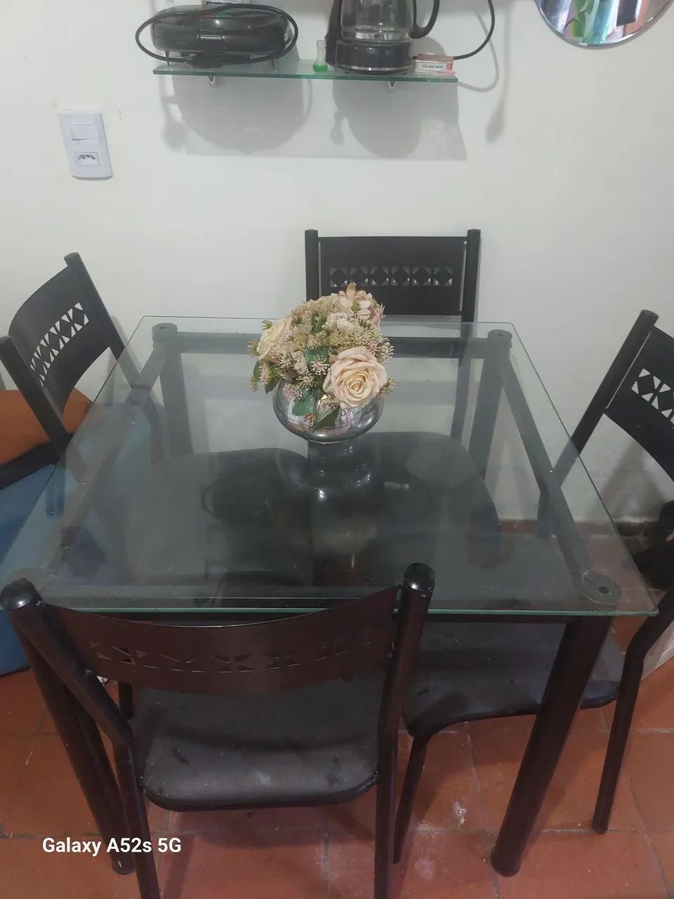 Mesa de jantar com tampo de vidro e 4 cadeiras