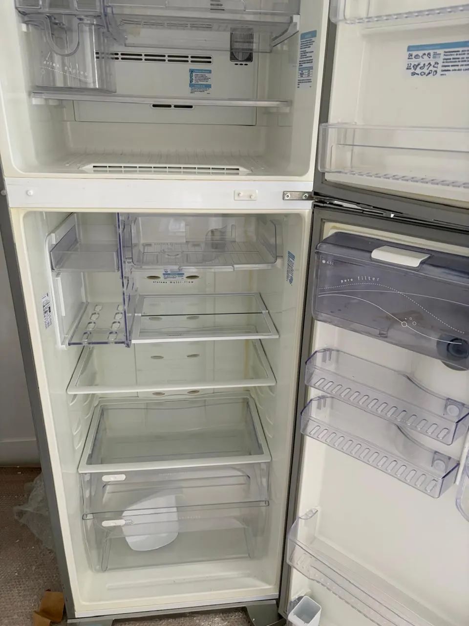 Geladeira Electrolux DW50X  (com dispenser de água na porta)  - Foto 4