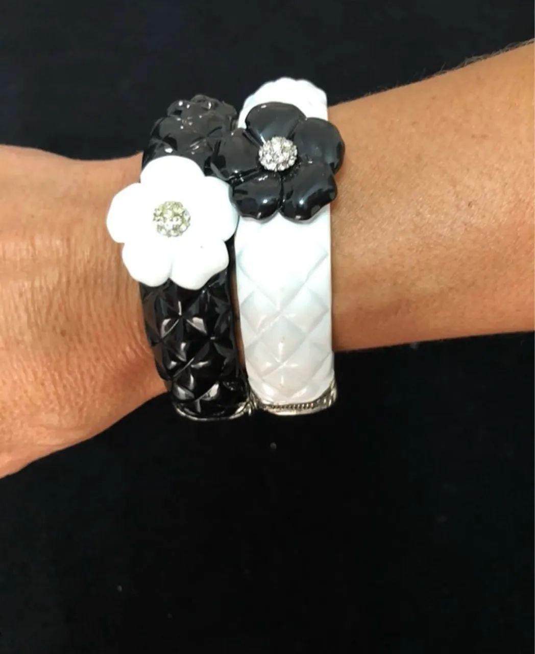Pulseira em metal,conjunto branco e preto 