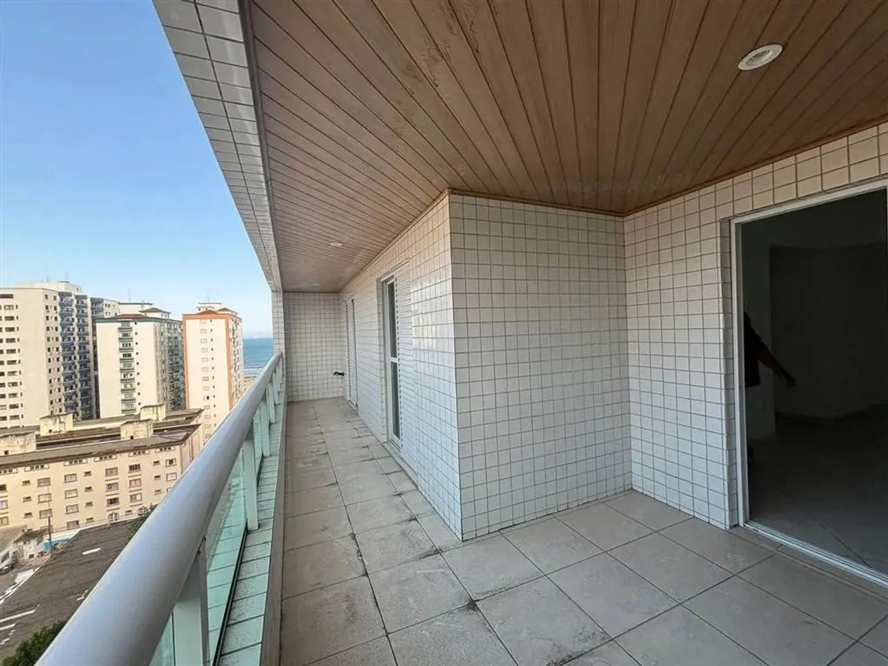 APARTAMENTO 03 QUARTOS, 100 MTS DA PRAIA, CHURRASQUEIRA E PIA NA SACADA, BAIRRO GUILHERMIN