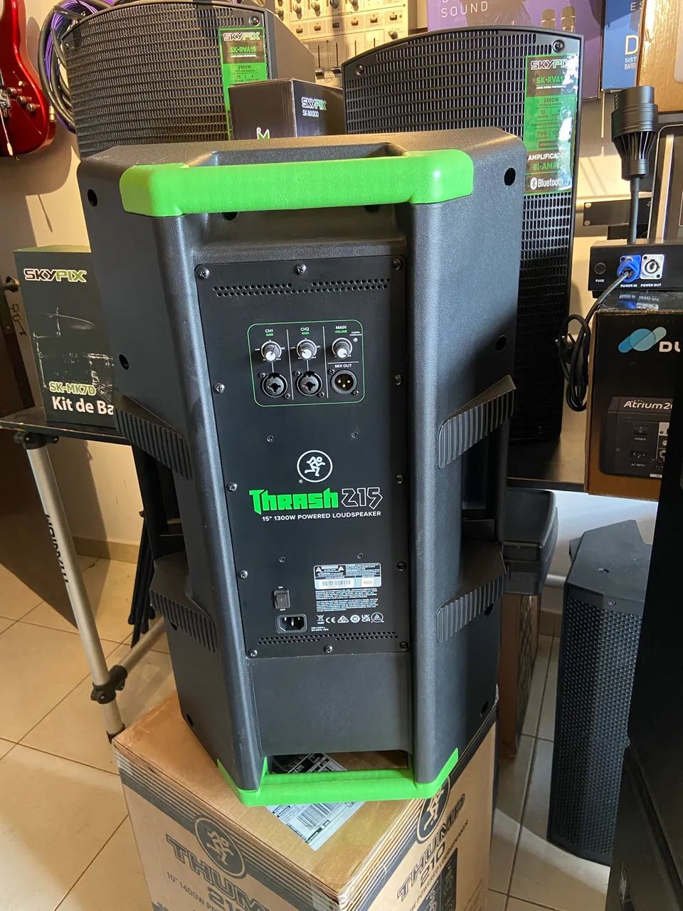 Caixa De Som Ativa Alto-falante Mackie Thrash215 Preto 1300w Preto 120v - Foto 2