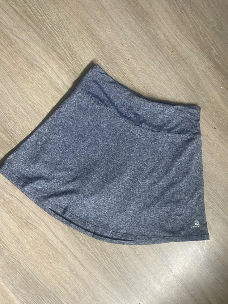 Saia esportiva cinza com short por baixo