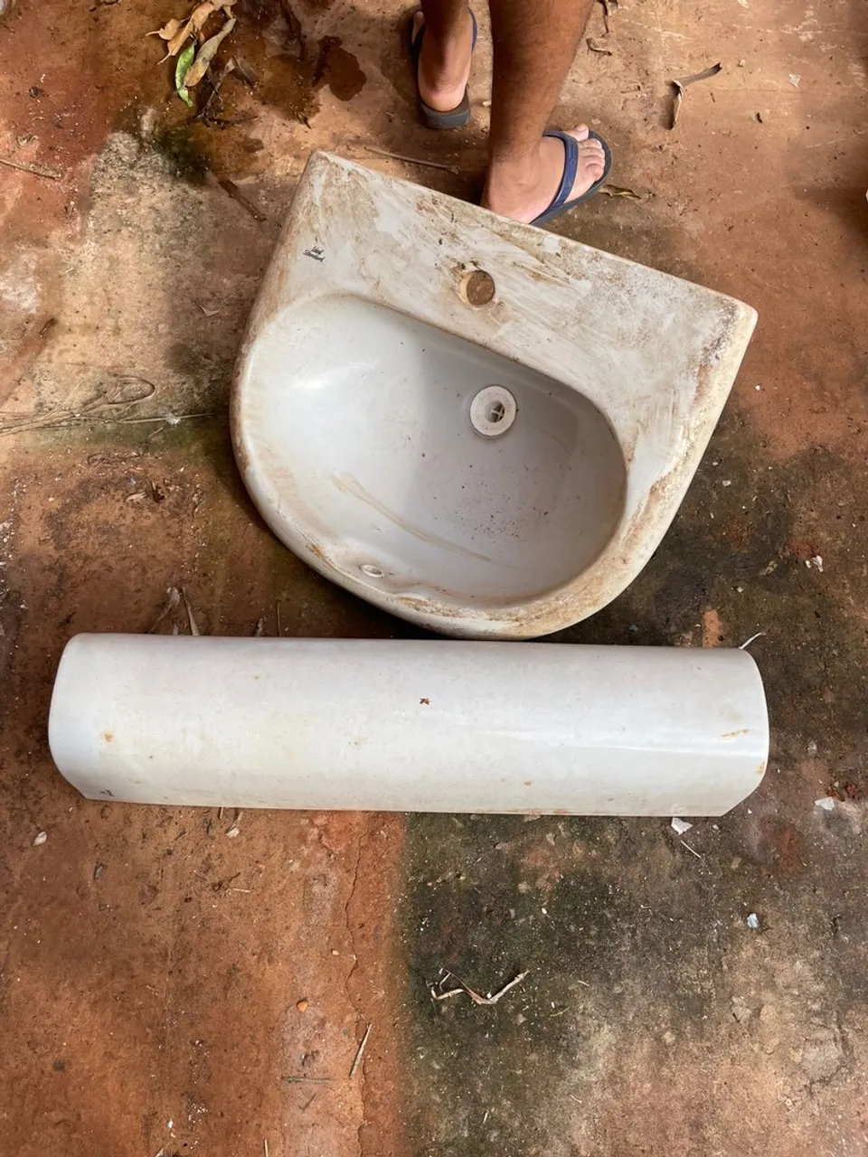 Kit banheiro com pia e vaso com caixa acoplada