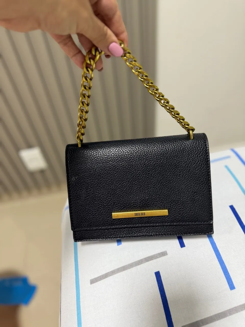 Bolsa Santa Lolla com corrente dourada