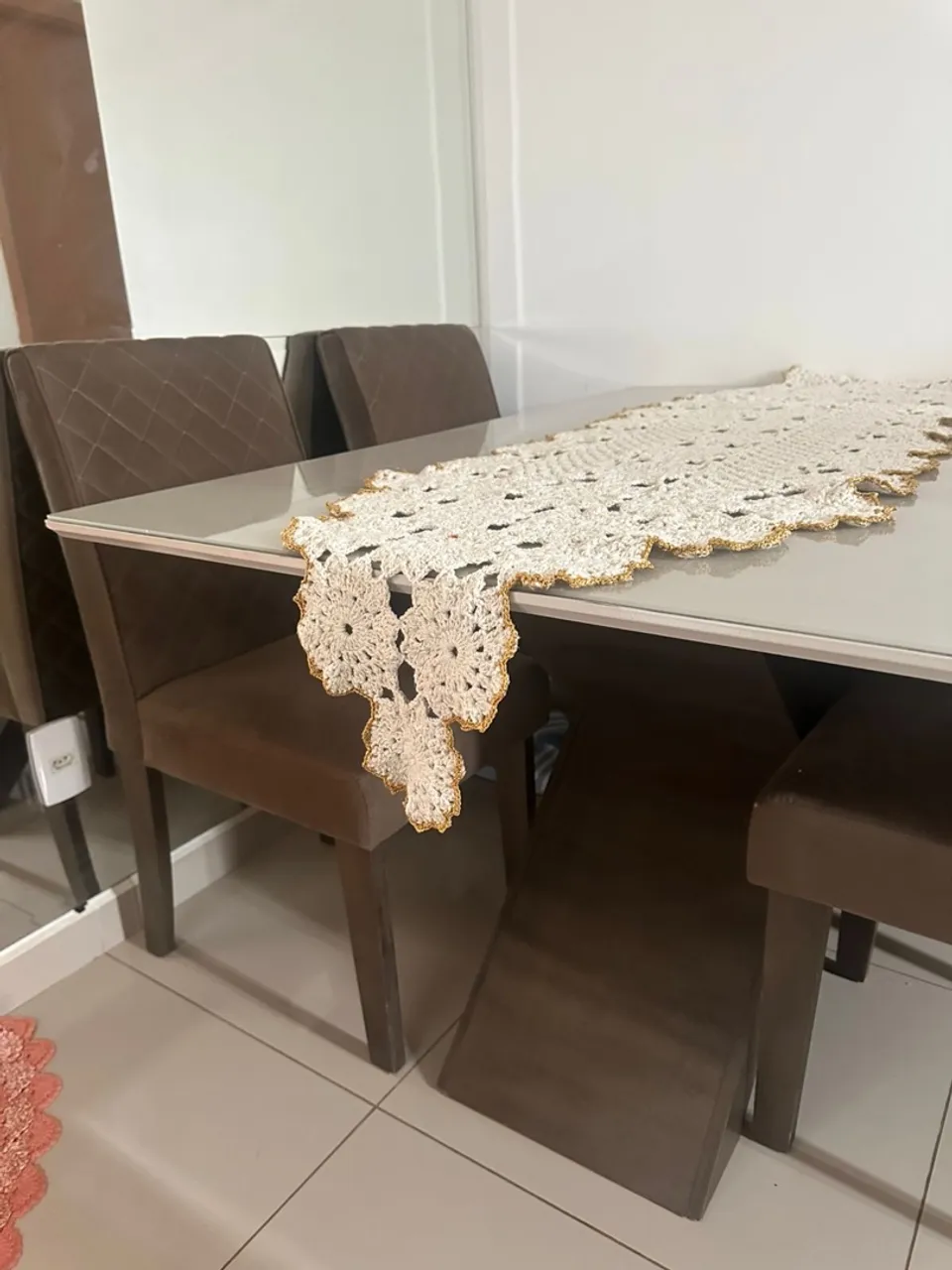 Mesa de jantar lindíssima com 4 cadeiras