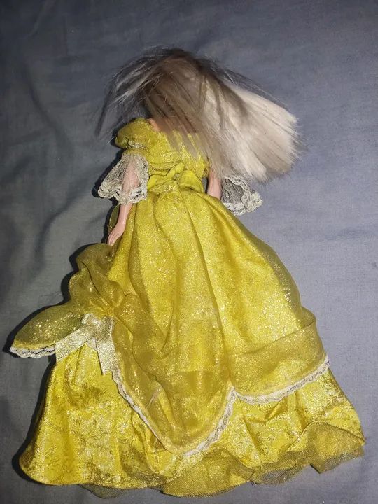 Boneca Princesa em vestido amarelo - Foto 2