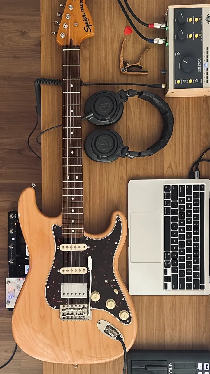 【美品】Squier Deluxe Stratocaster Guitarra Strato Fender Squier Deluxe - 523 - Maple Pearl White