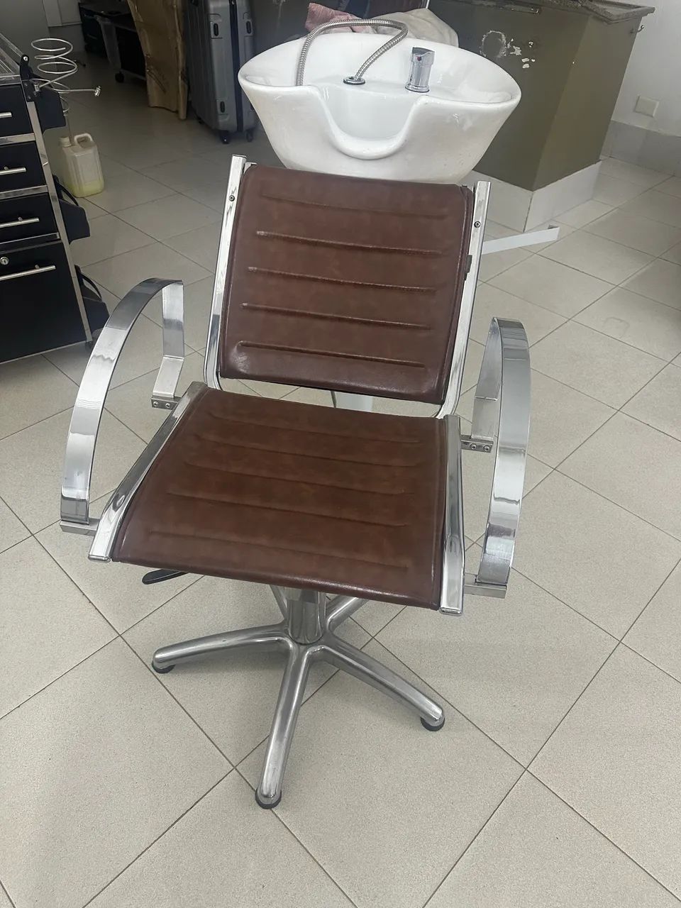Cadeira reclinavel junto com cuba de lavatorio, excelente para barbearias!!