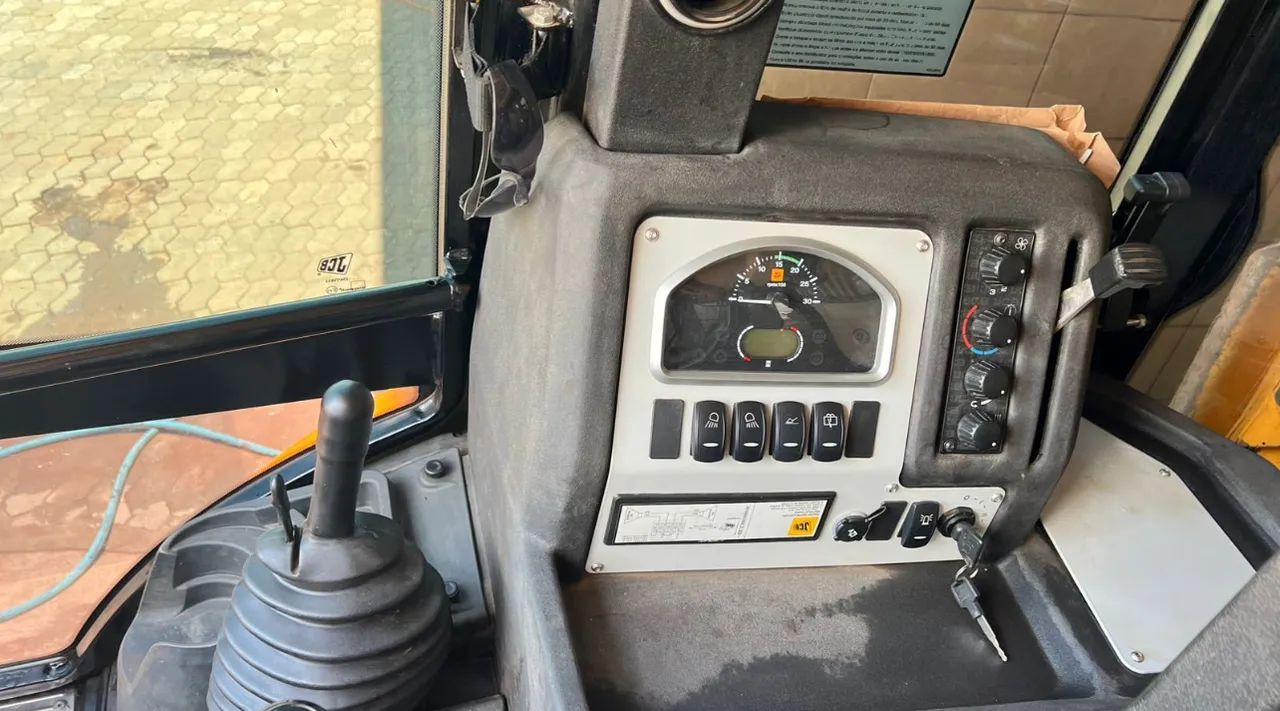 Retroescavadeira JCB 3CX ano 2023, 4x4, com 1000 horas e ar condicionado, no ES - Foto 4