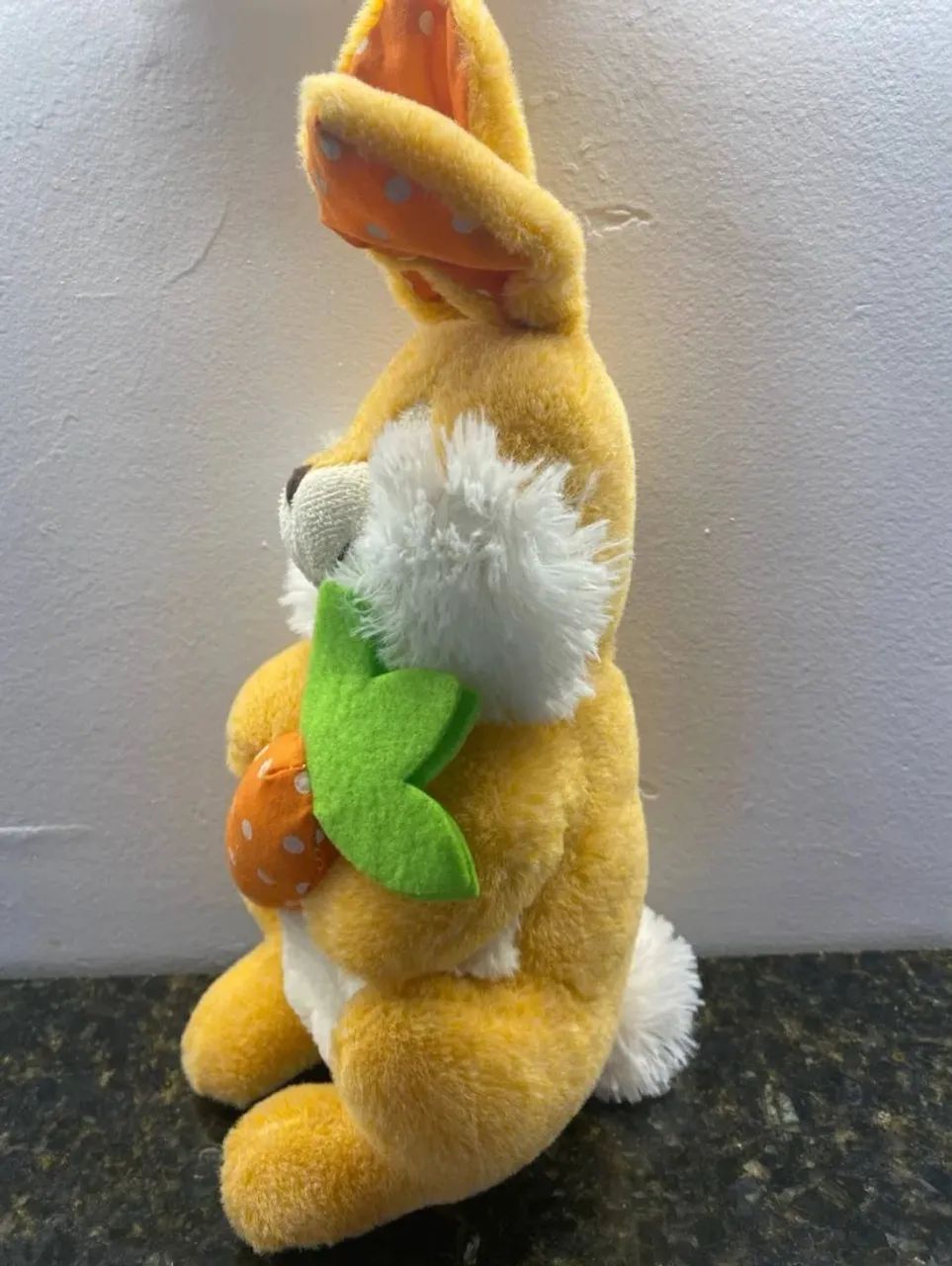 Coelhinho de pelúcia com cenoura - Foto 2