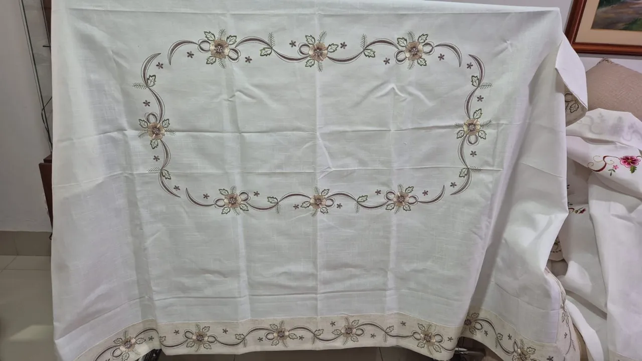 Toalhas de mesa para 6 lugares bordadas