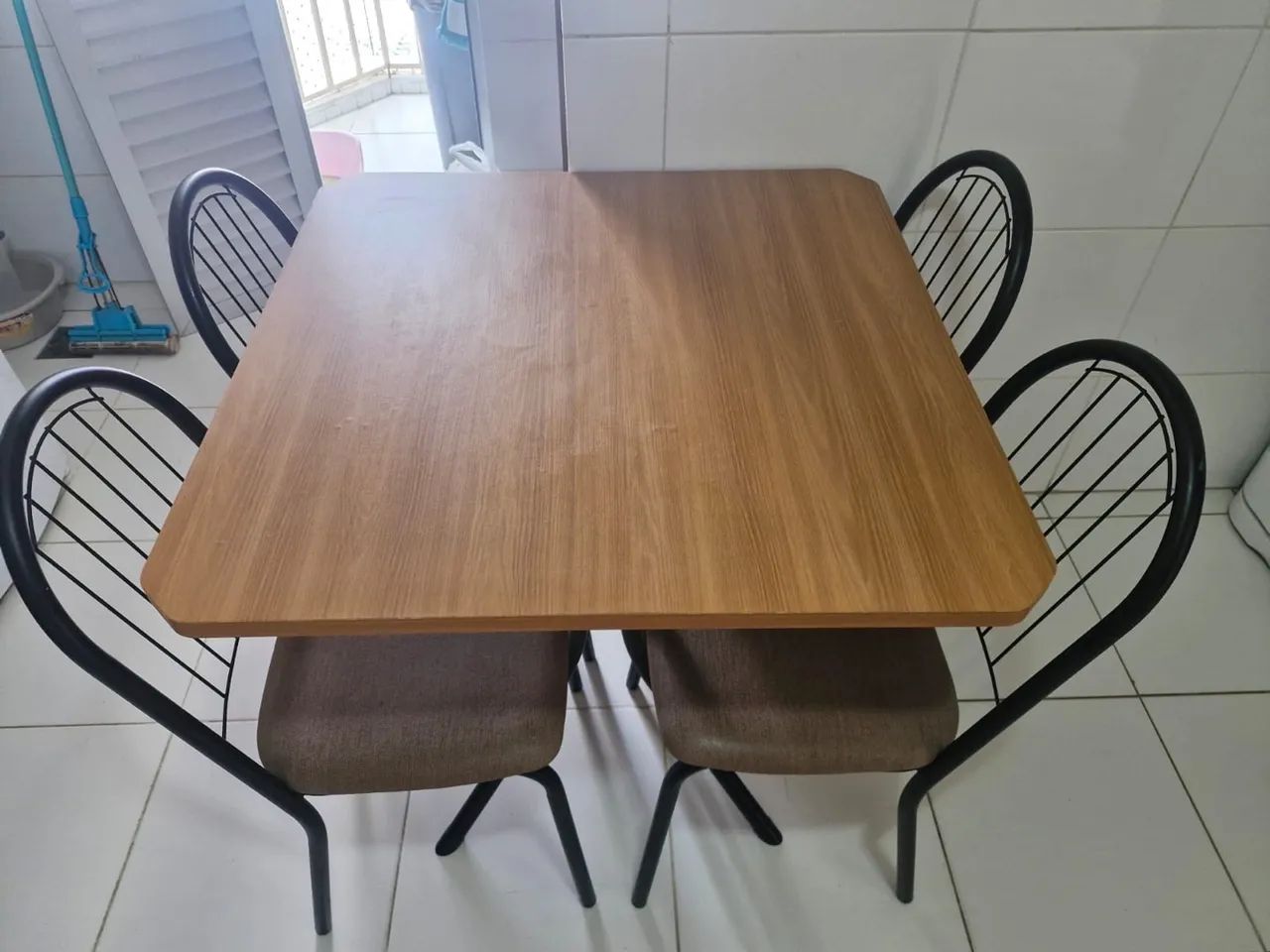 Desapego! Mesa quadrada e 4 cadeiras - Foto 2