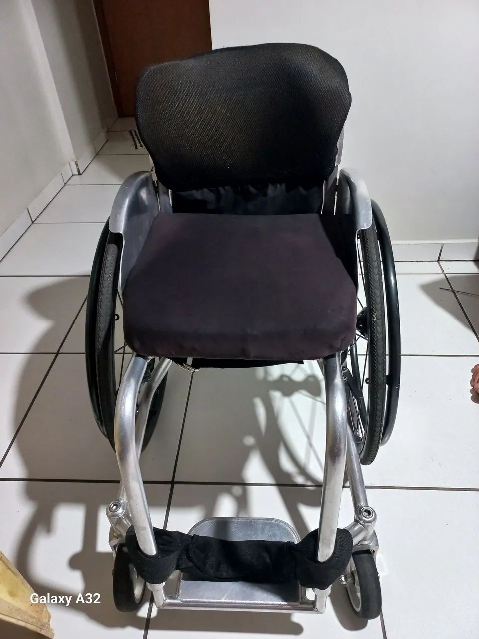 Cadeira de rodas toda no alumínio.  - Foto 4