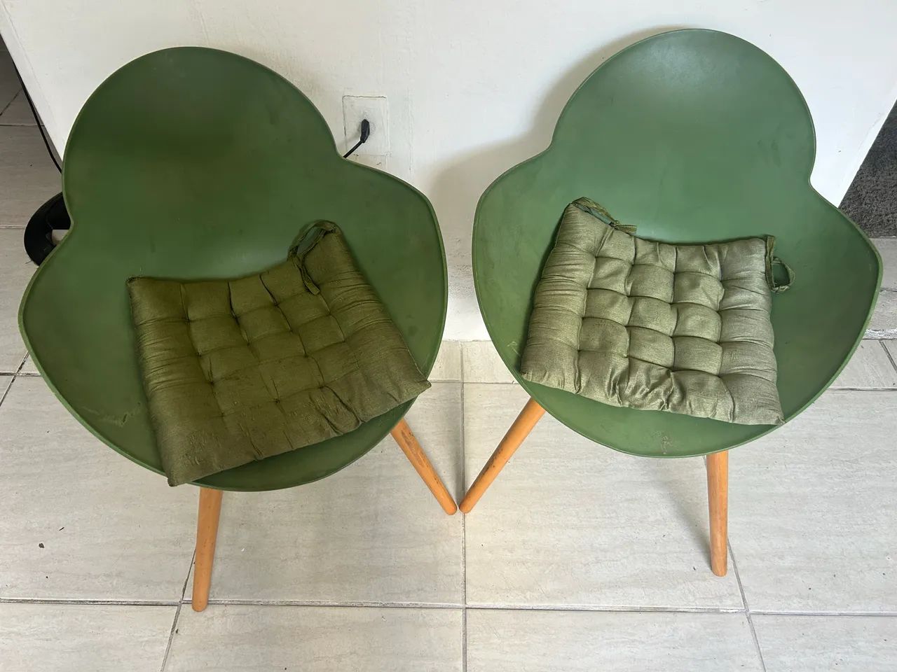 2 cadeira pés palitos com almofada  - Foto 3