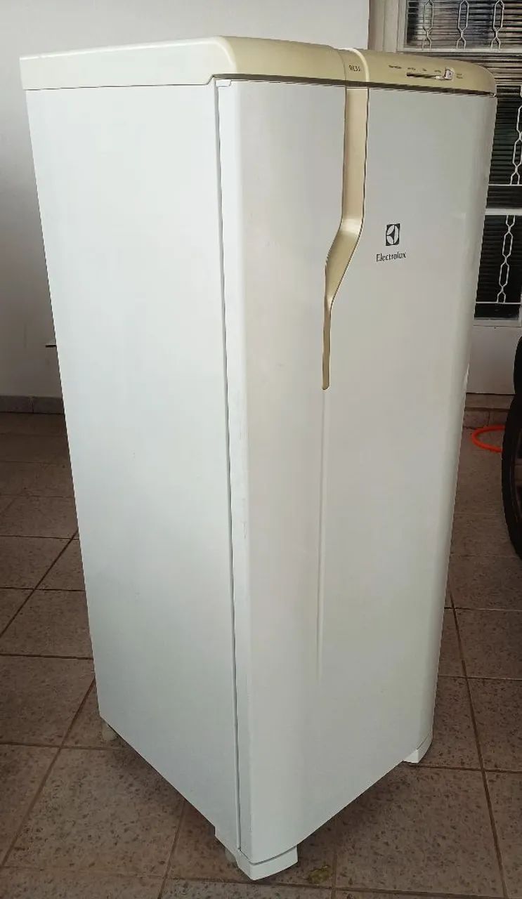GELADEIRA ELETROLUX 220V, MODELO NOVO