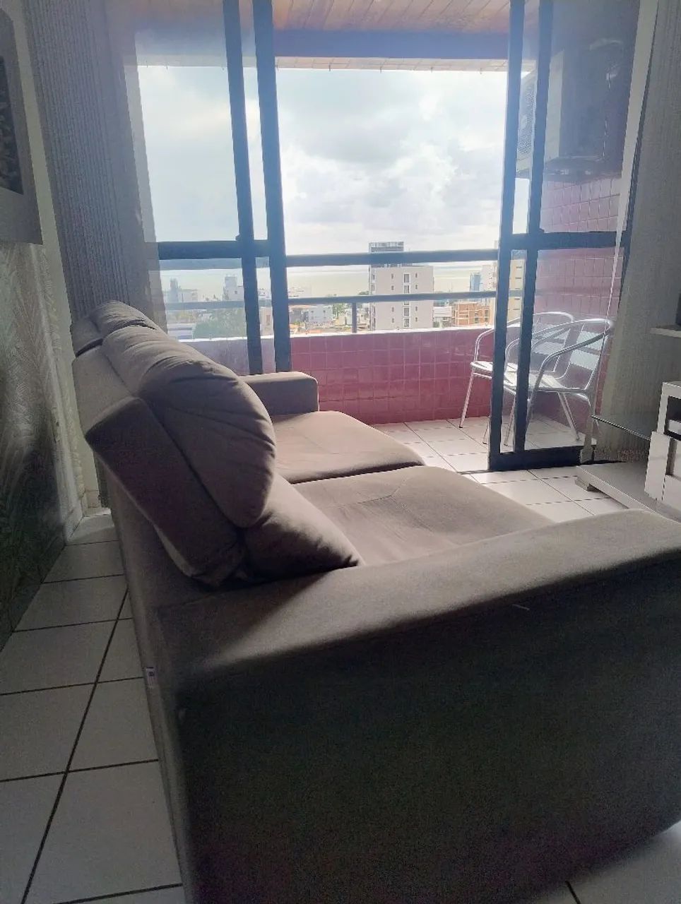 Sofá retrátil de 2 lugares cinza  - Foto 4