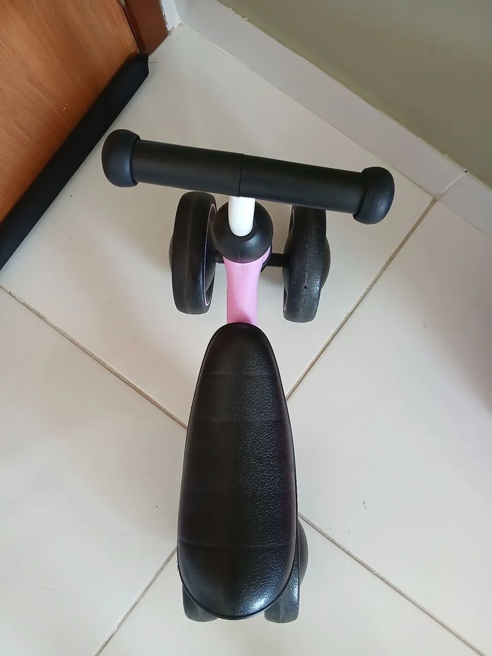 Bicicleta de equilíbrio da Buba na cor rosa. - Foto 3