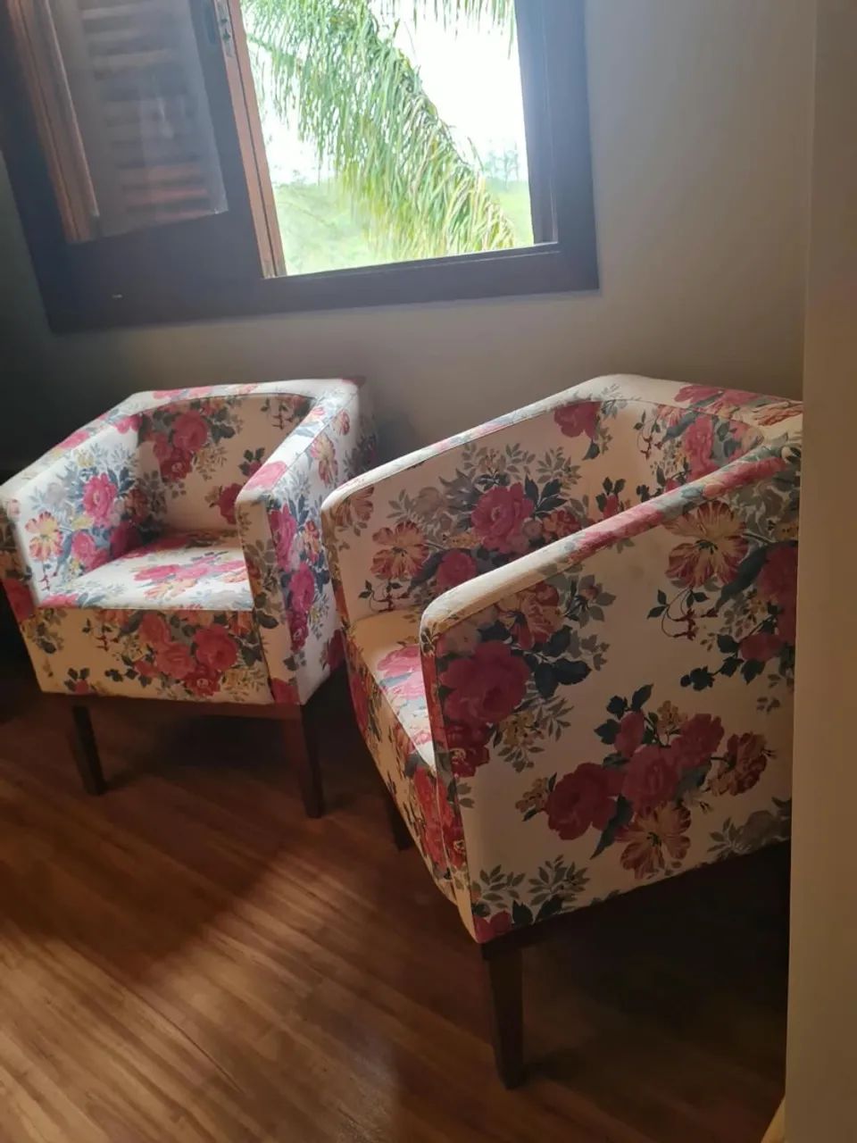 Par de Poltronas Floral Estampa Rosas - Madeira Maciça - Conservadas