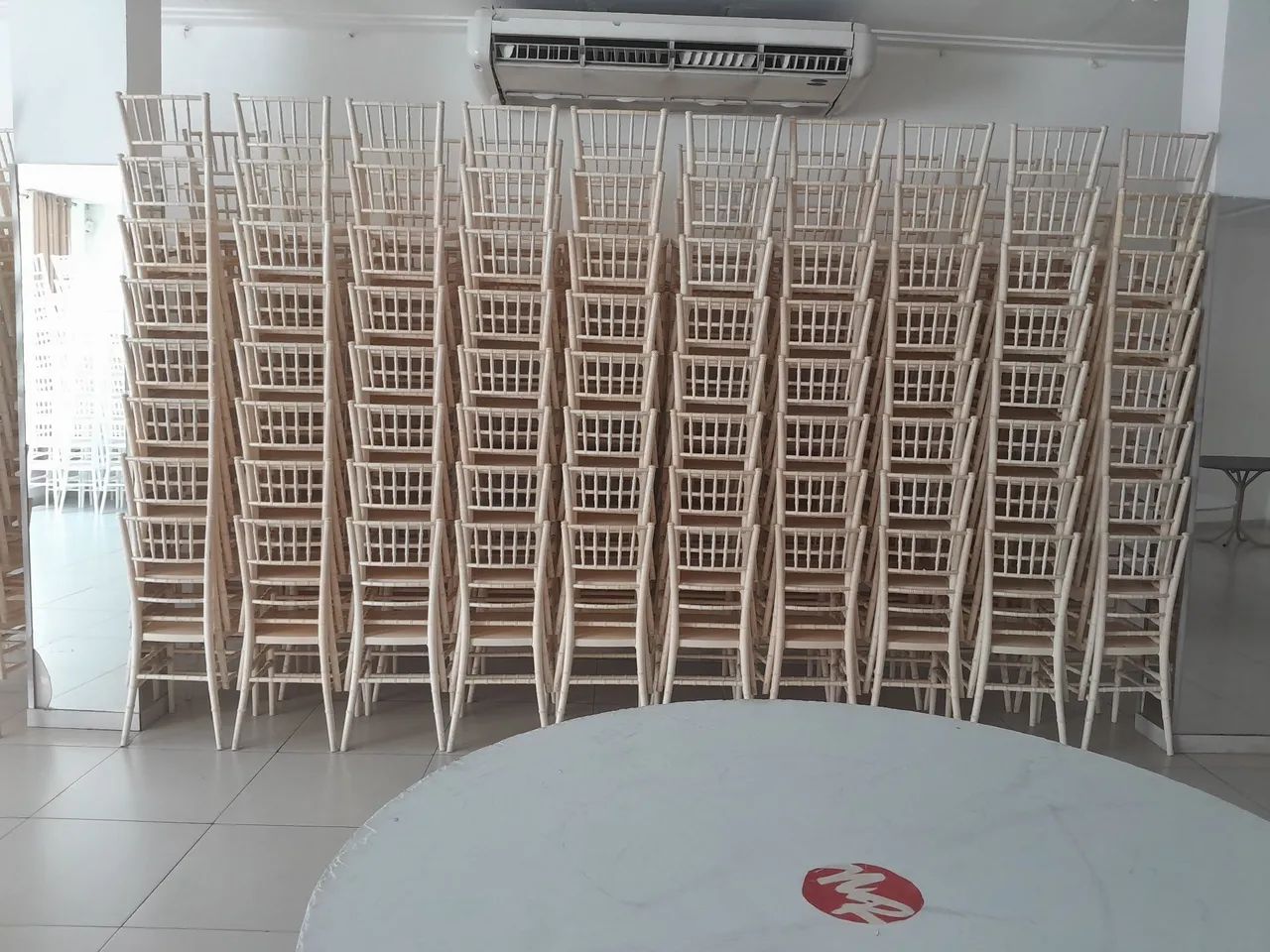 Cadeiras Tifany para eventos 