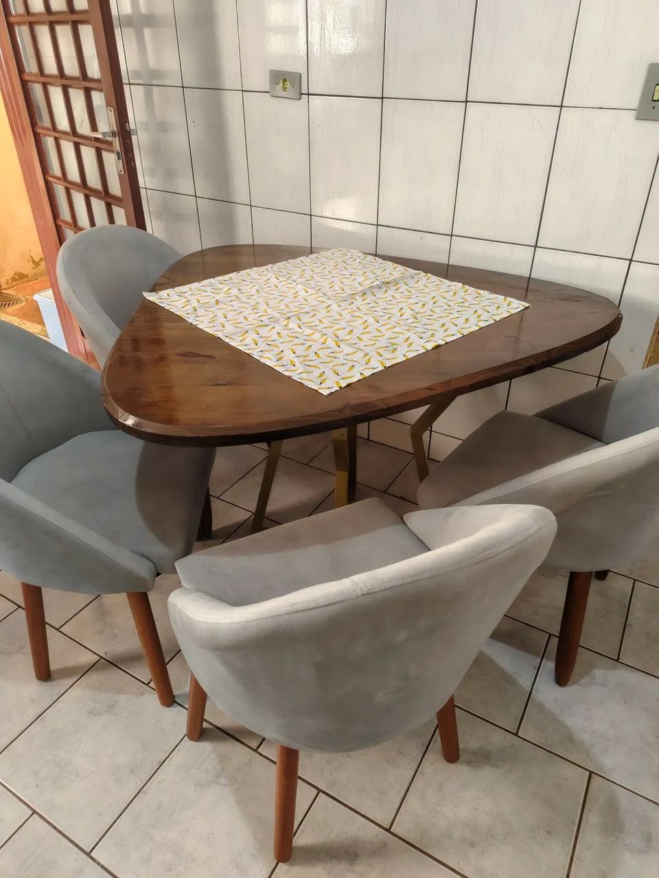 Mesa com 4 cadeiras 