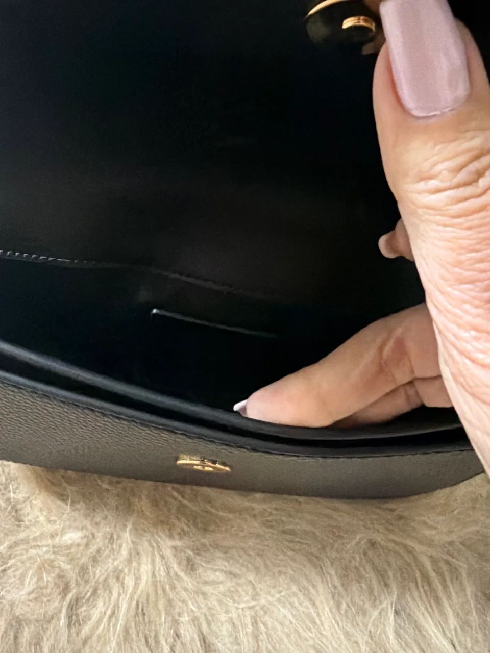 Bolsa MK preta de couro  - Foto 4