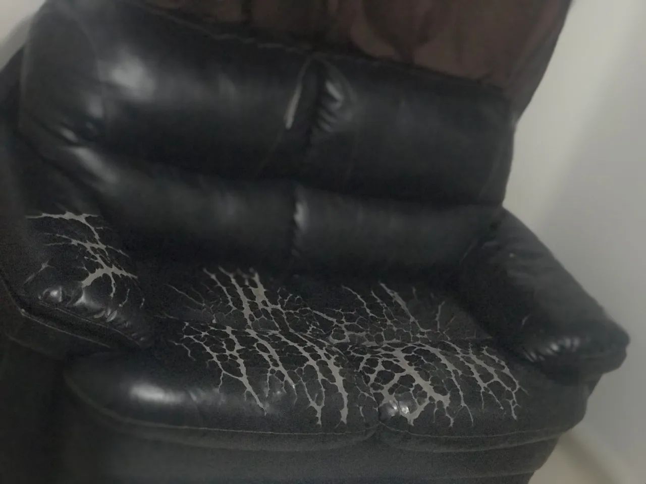 Sofa dois lugares doação, um pezinho quebrado - Foto 3