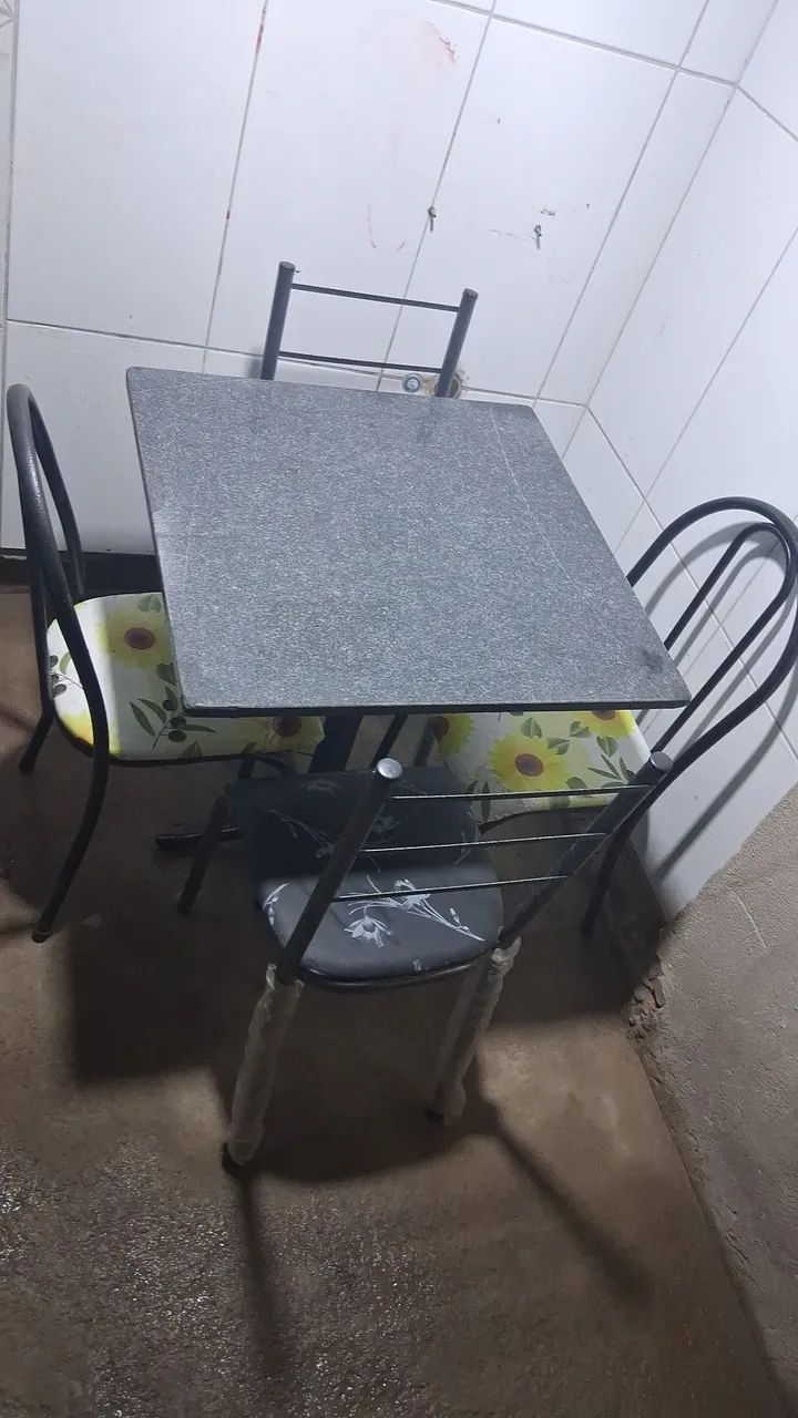 Mesa com quatro cadeiras  - Foto 2