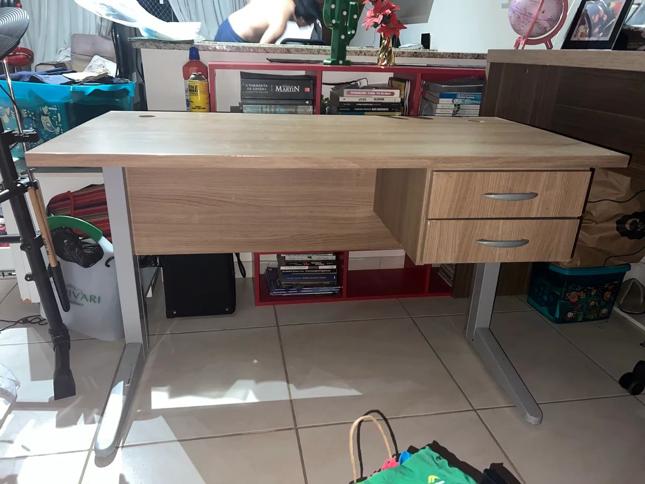 Mesa de escritório com gavetas