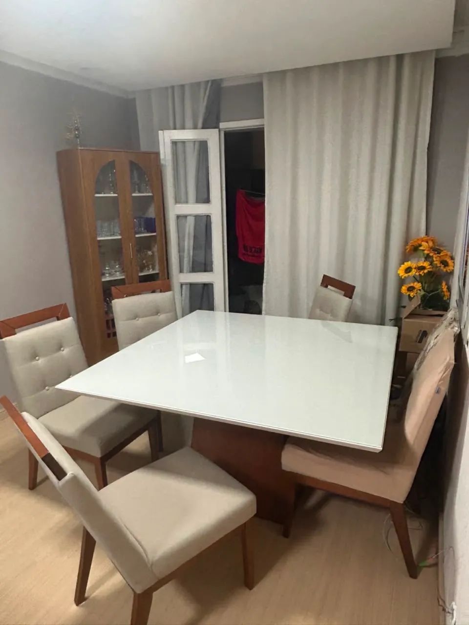 Vende-se mesa com 6 cadeiras - Foto 2