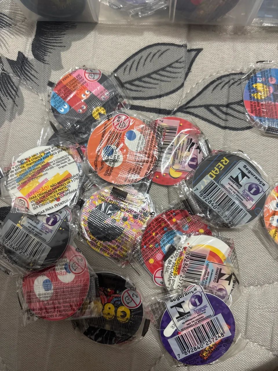 Coleção de Tazos, pingentes e figurinhas  - Foto 2