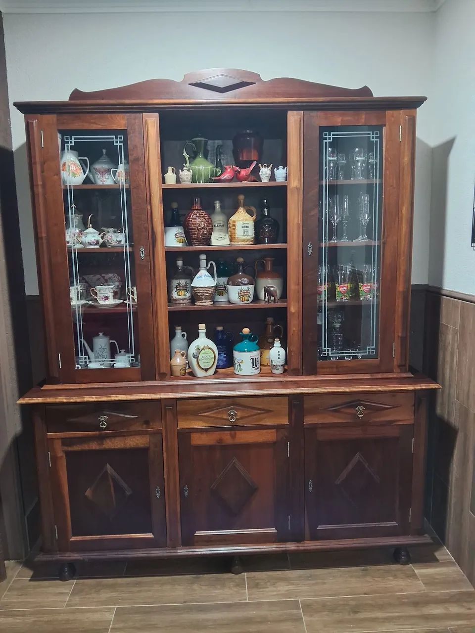 Jogo de cristaleira+ mesa e 4 cadeiras Antiguidade  
