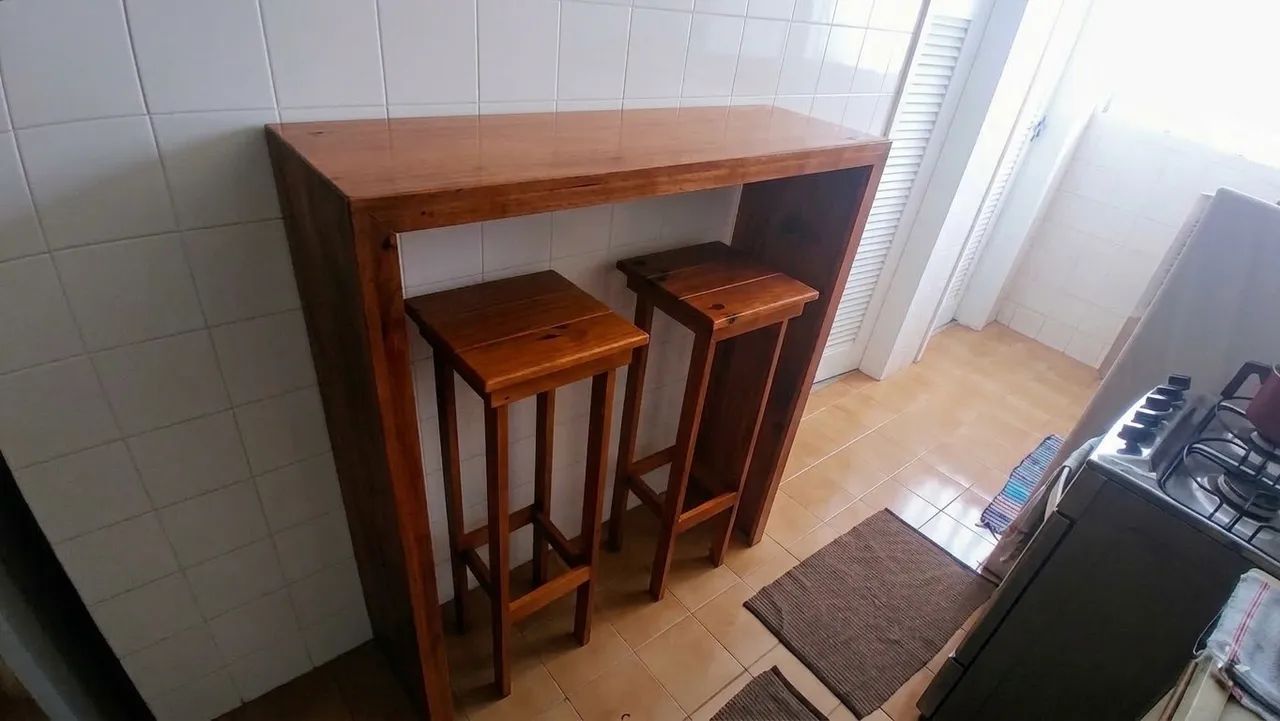 Bancada de Madeira Maciça com Banquetas - Foto 3