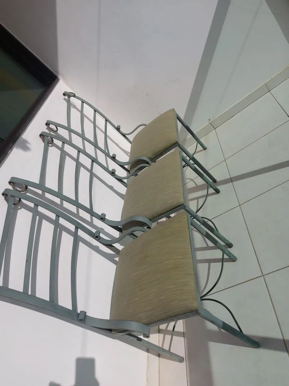 Vendo 3 cadeiras de ferro antiga 