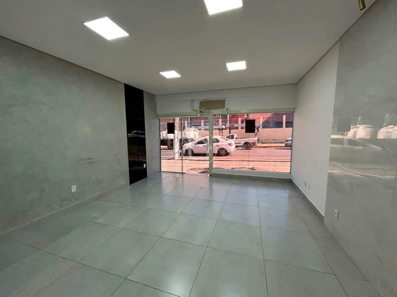 SALAS COMERCIAIS E LOJAS PARA LOCAÇÃO