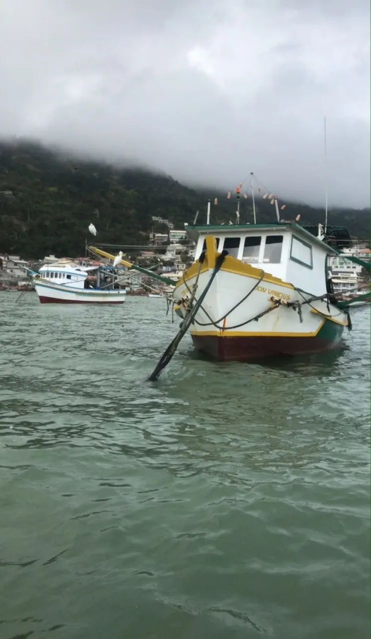 VENDE-SE BOTE DE PESCA COM LICENÇA DE ARRASTO CAMARÃO - Foto 5