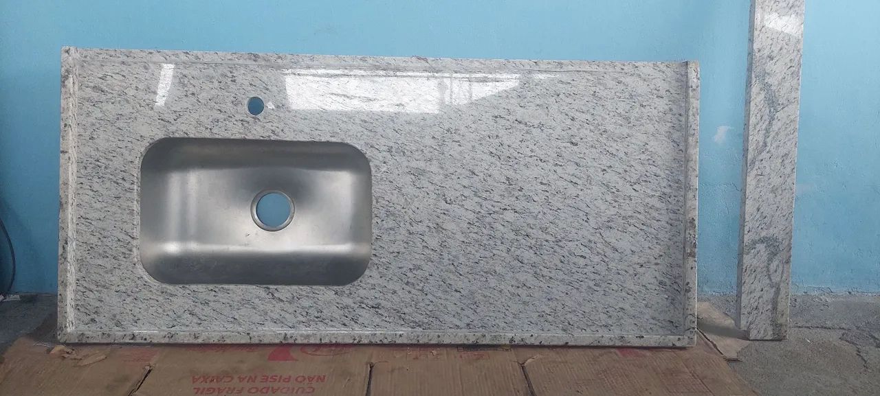 Pia granito com cuba inox e acabamento