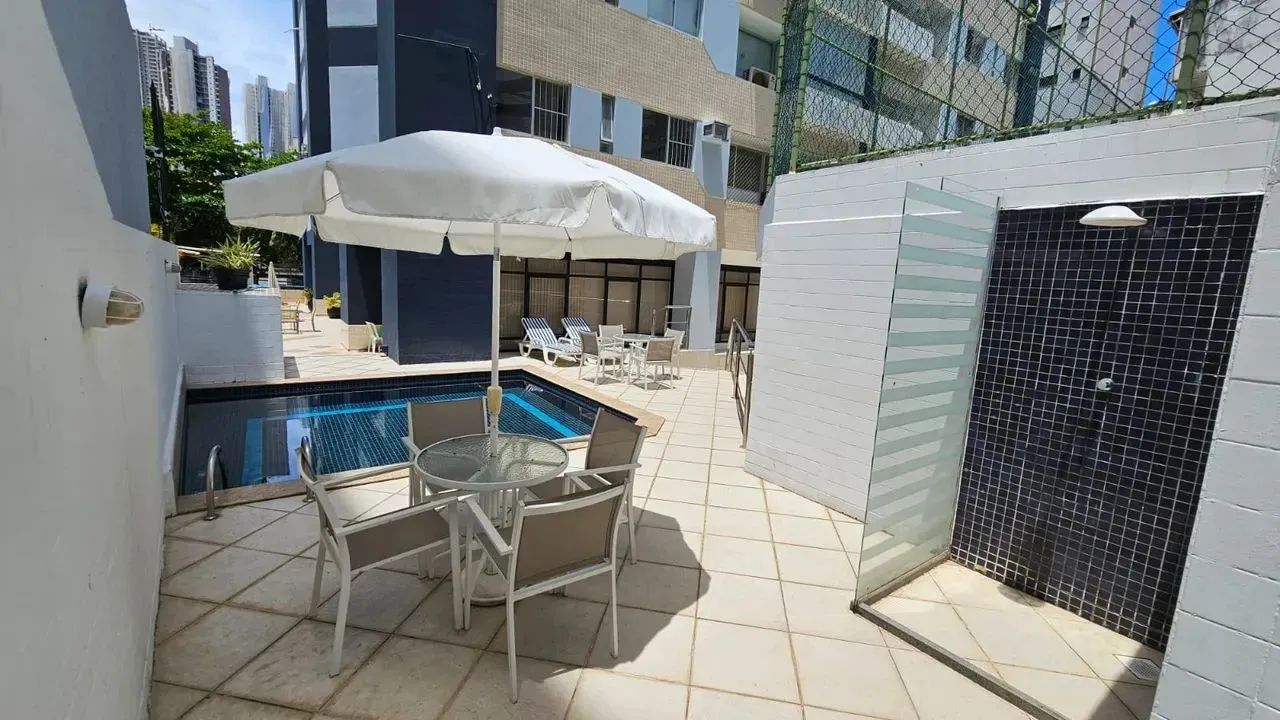 Vendo apartamento com três quartos na melhor localização do Caminho  das Árvores.