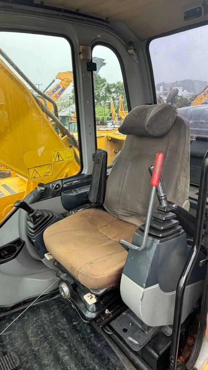 Escavadeira New Holland E215 B  - Foto 5