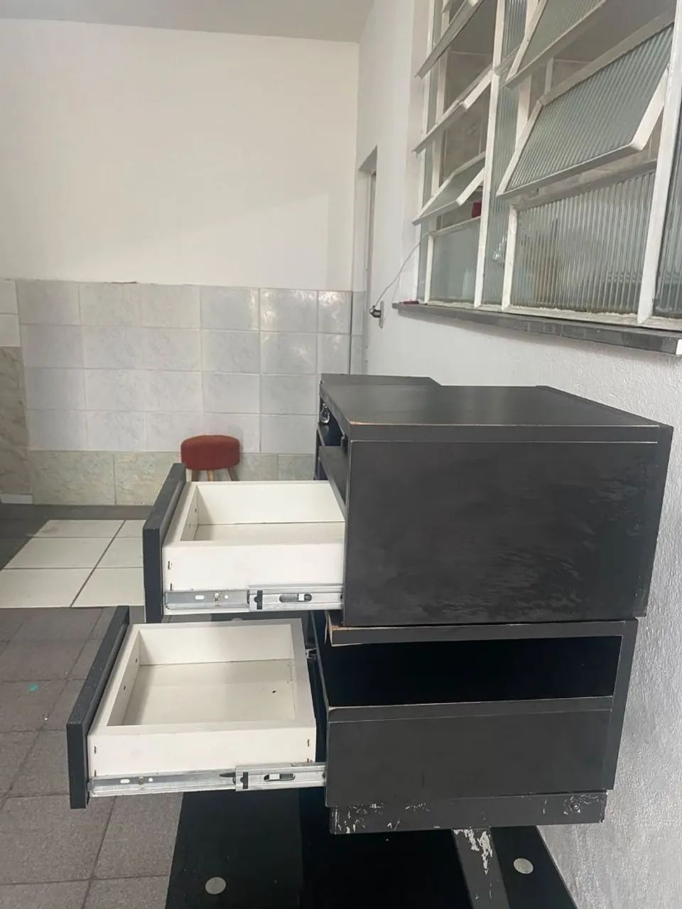 Vendo mesa, criado mudo, cabeceira e cabideiro  - Foto 4