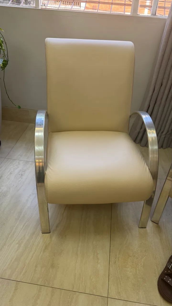 DUAS POLTRONAS ESTOFADAS