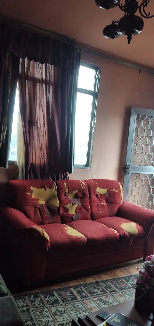 Vendo este sofá de 3 e 2 lugares precisa forrar ou usar com capa - Foto 3